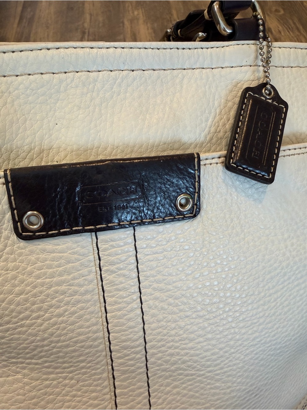 Coach Hamilton White Pebbled Leather Tote Bag Black Detailing Buckle Straps - Picture 3 of 9